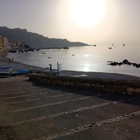 Bilocale Fronte Mare Apartment Giardini Naxos Ngoại thất bức ảnh